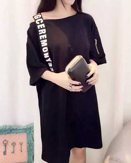 เสื้อผ้าแฟชั่นผู้หญิงพร้อมส่ง : เดรสสีดำแฟชั่น แต่งสายตัวอักษร เก๋ เก๋ดีจ้า