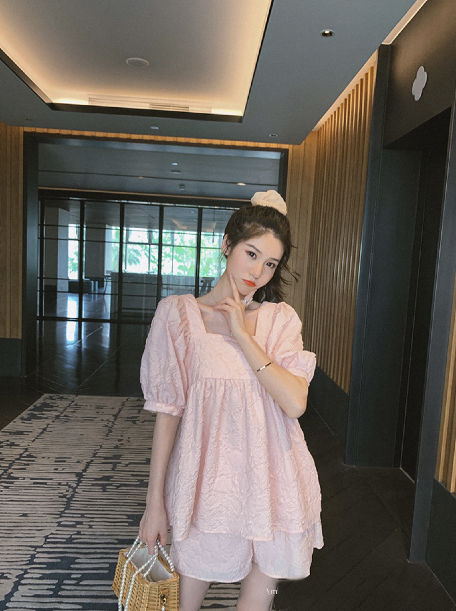 ชุดเสื้อคลุมท้อง+กางเกงขาสั้น สไตล์เกาหลี แขนตุ๊กตา ผ้าย่นนูน น่ารักมากๆ กางเกงปรับไซส์ได้ มีกระเป๋าข้าง M,L,XL,XXL