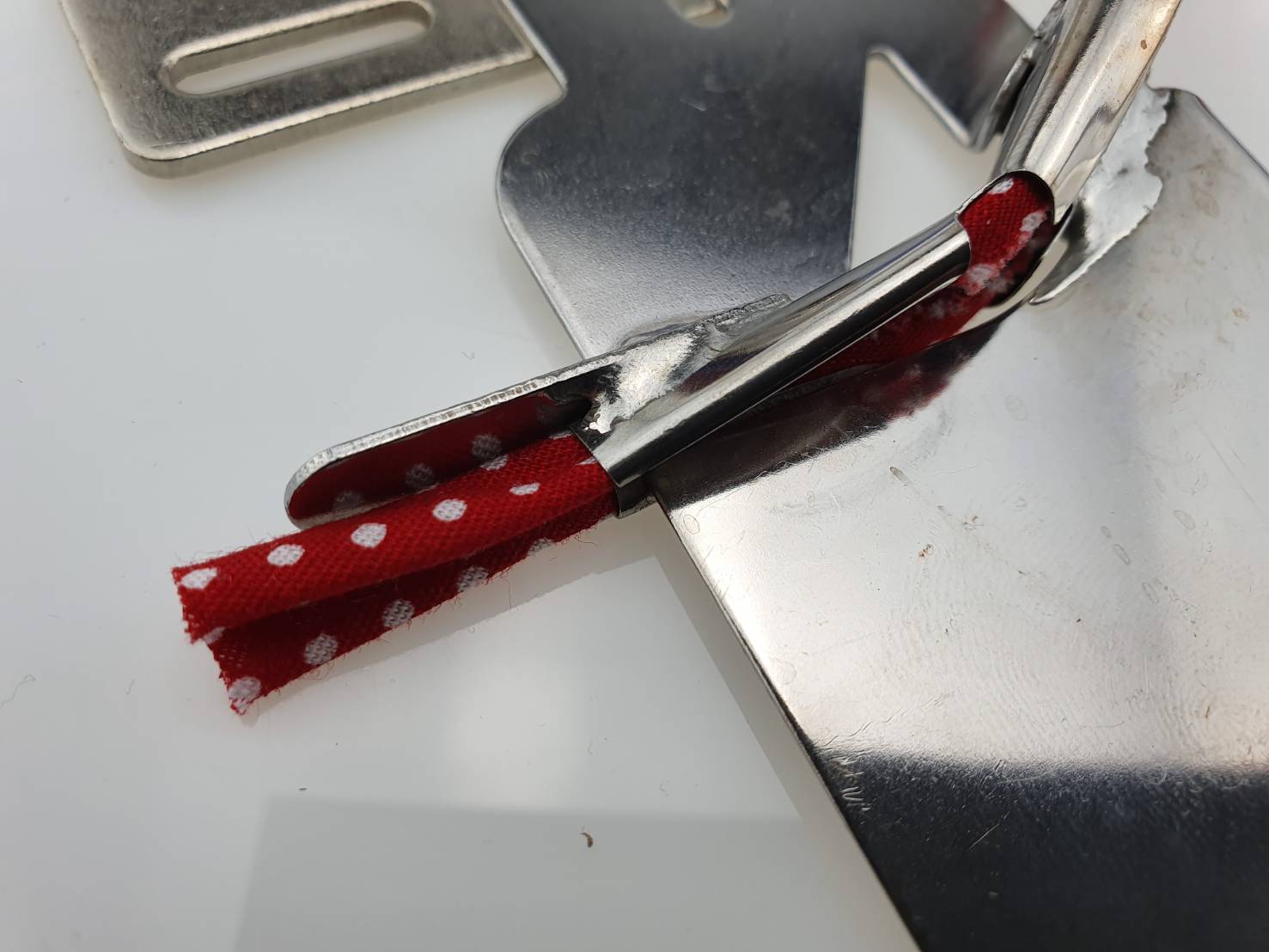 ซองกุ้น ซองกุ๊น ขนาด 20มม ถึง 50 มม แบบอมขอบ จักรเย็บผ้า อุตสหกรรมเข็มเดี่ยวแบบไม่ต้องเปลี่ยนฟันจักร ติดตั้งง่าย