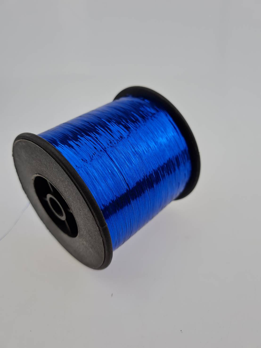 ดิ้นแบน (Metallic yarn) สีทอง สำหรับงานทอพรม งานปัก และงานทอดิ้นขนาด 125 กรัมต่อหลอดความกว้าง 0.36 มิลลิเมตร