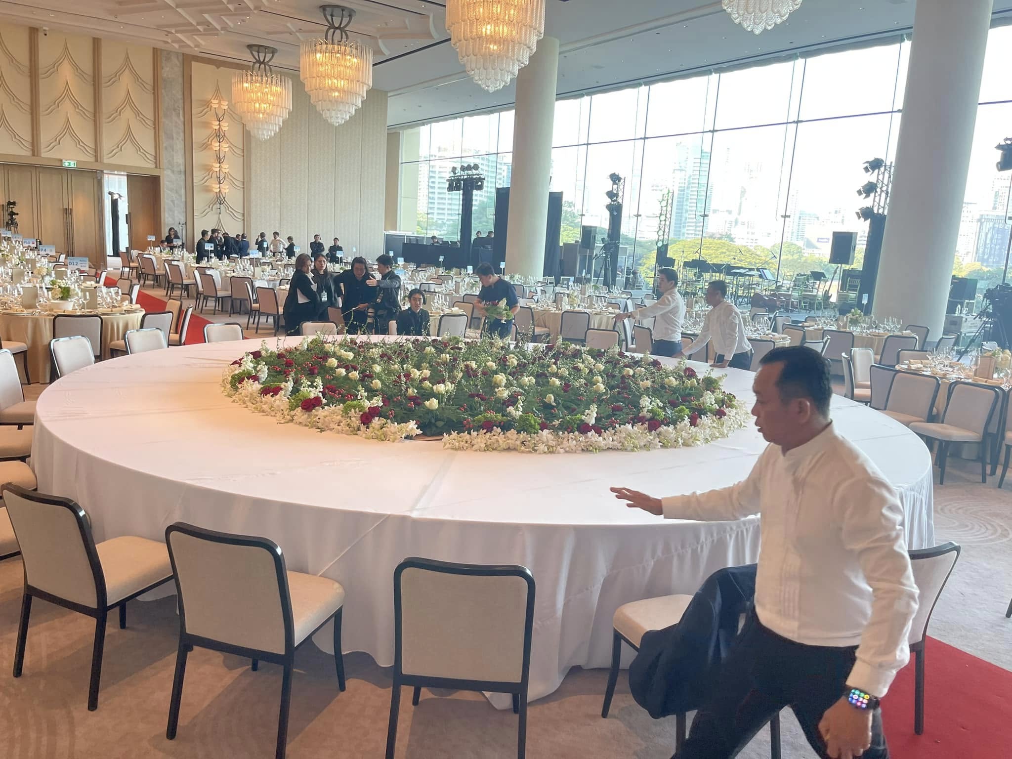 Trp.ทีอาร์พี Round Table 圆桌会议 餐桌 中式餐桌 配有旋转镜组 โต๊ะกลมขนาด 600 ซม. ขาสเตนเลส เและ เก้าอี 30-36 ตัว โต๊ะจีนโต๊ะทานอาหารทานข้าว Trp.Tablechairthai / ทีอาร์พี.โต๊ะเก้าอี้ไทย