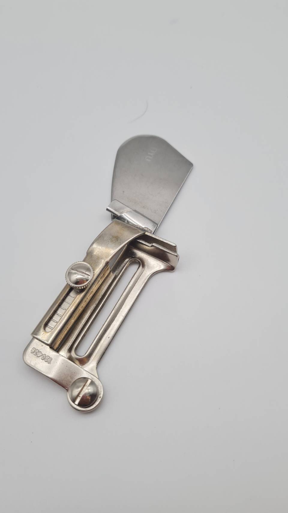 ซองพับชายผ้าแบบไม่อมขอบผ้าสำหรับจักรอุตสาหกรรมเข็มเดี่ยวแถมน็อตยึด