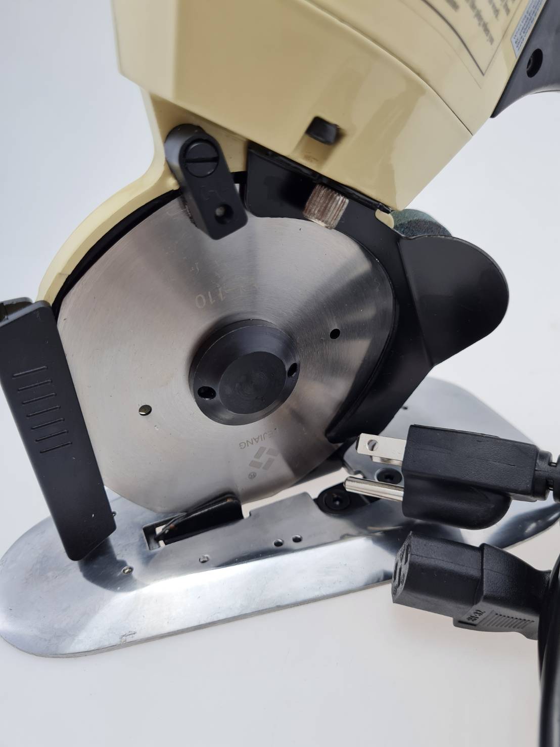 เครื่องตัดผ้าใบมีกลม เครื่องตัดผ้าไฟฟ้าใช้งานง่ายสามารถตัดผ้าหนาได้ด้วยมีหลายขนาดให้เลือก