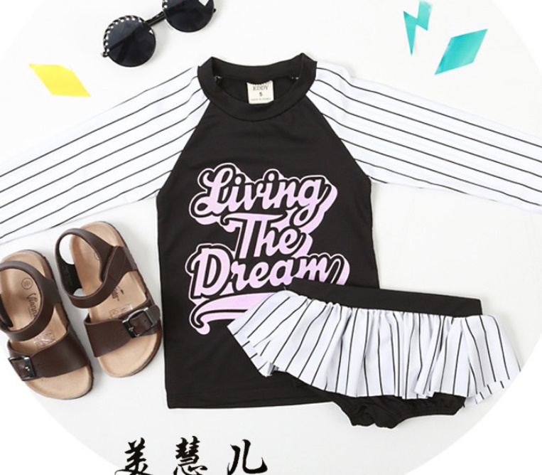 ชุดว่ายน้ำเด็ก พร้อมส่ง :ชุดว่ายน้ำเด็กสีดำขาวแขนยาว แต่งลายทางและอักษร กระโปรงมีกางเกงด้านในแบบสวยน่ารักมากๆจ้า:รอบอก26-30นิ้ว เอว24-28นิ้ว สะโพก26-30นิ้ว