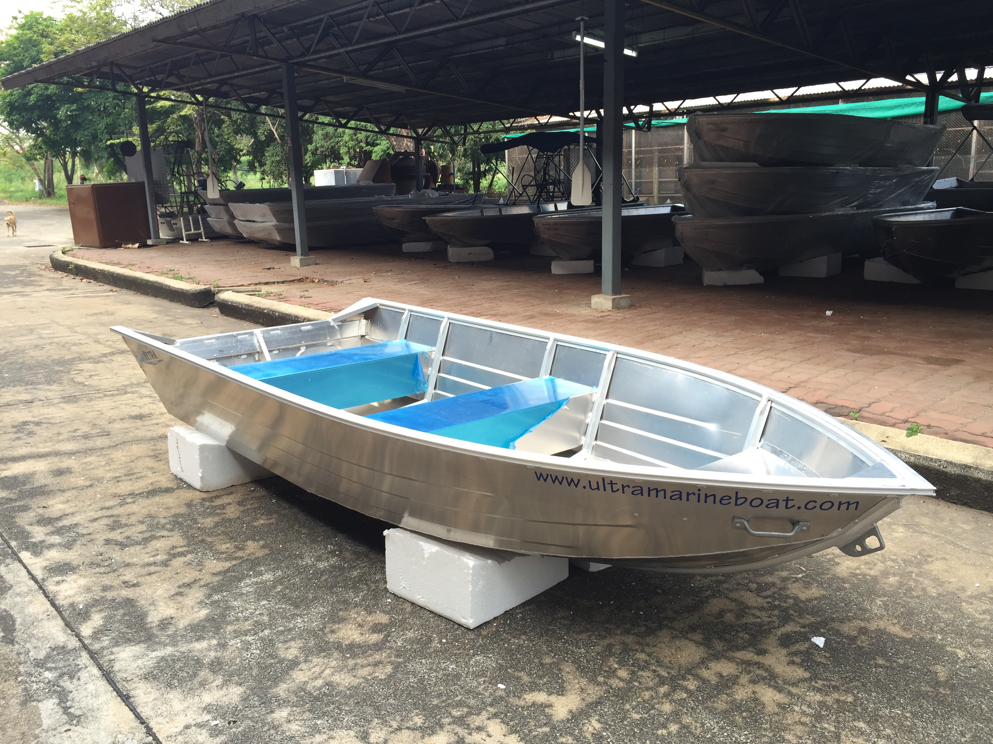 เรือท้องวี รุ่น AV-AW12 ( เป็นแบบเชื่อมทั้งลำ )