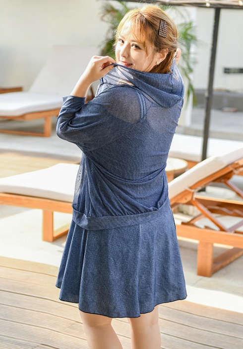 ชุดว่ายน้ำคนอ้วน 6xl พร้อมส่ง :ชุดว่ายน้ำไซส์ใหญ่เที่ยวทะเลสีน้ำเงินยีนส์แต่งลายสายเว้าไหล่ มีกางเกงขาสั้นใส่ด้านใน มาพร้อมเสื้อคลุมซิปหน้ามีhood แบบสวยน่ารักมากๆจ้า:รอบอก40-52นิ้ว เอว36-48นิ้ว สะโพก42-54นิ้ว เสื้อคลุมรอบอกกว้าง54นิ้ว