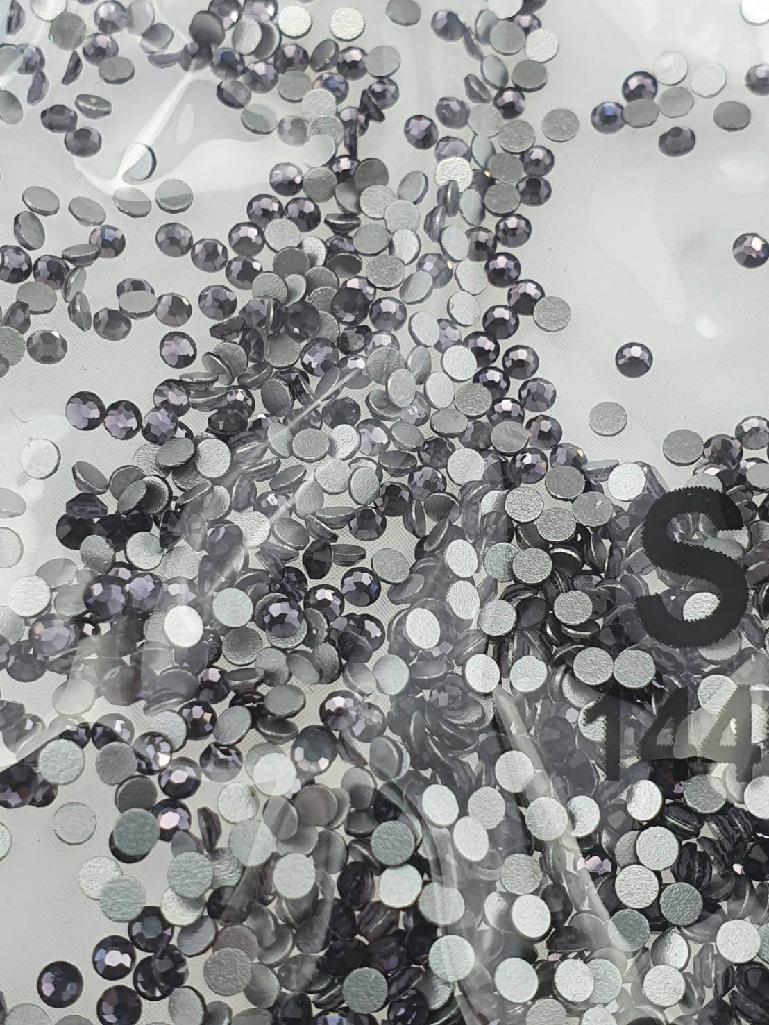 เพชรคริสตัลก้นตัด ขนาด SS6 (2.0มิลลิเมตร ) จำนวน 1440 เม็ดใช้งานง่ายเหมาะกับงาน DIYเสื้อผ้าต่างๆ