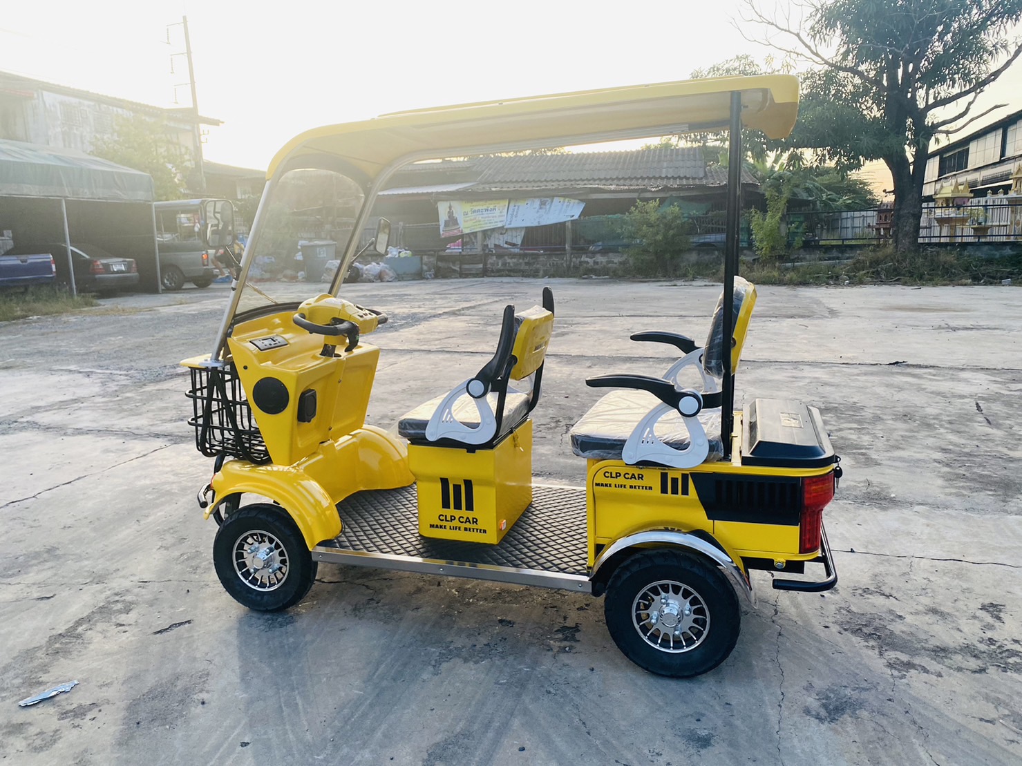รถไฟฟ้า 4 ล้อ 3 ที่นั่ง รุ่น M-01 ยี่ห้อ CLP CAR สีเหลือง ขับแฮนด์บิด