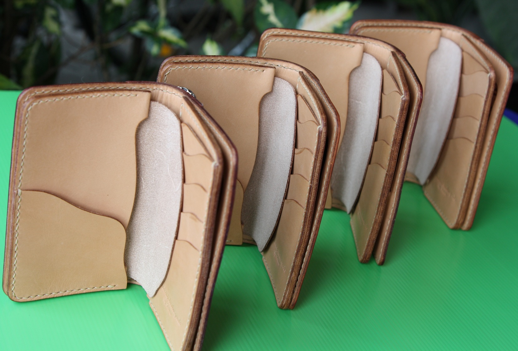 กระเป๋าสตางค์ชาย ใบกลาง หนังม้าแท้ ตามสั่งครับ