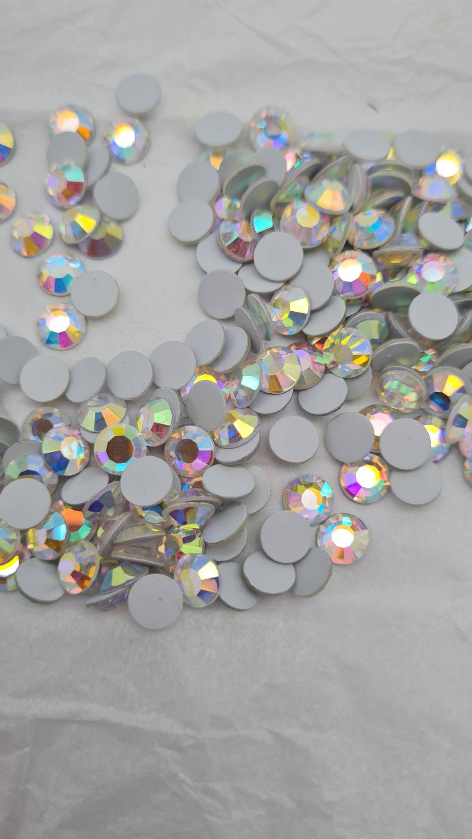 เพชรคคริสตัลก้นแบนและเพชรคริสตัลก้นตัดสีขาว ขนาดต่าง ยี่ห้อเหรียญ (Lian )ก้นตัดก้นเรียบคริสตัลแท้ Swarovski สวารอฟสกี้