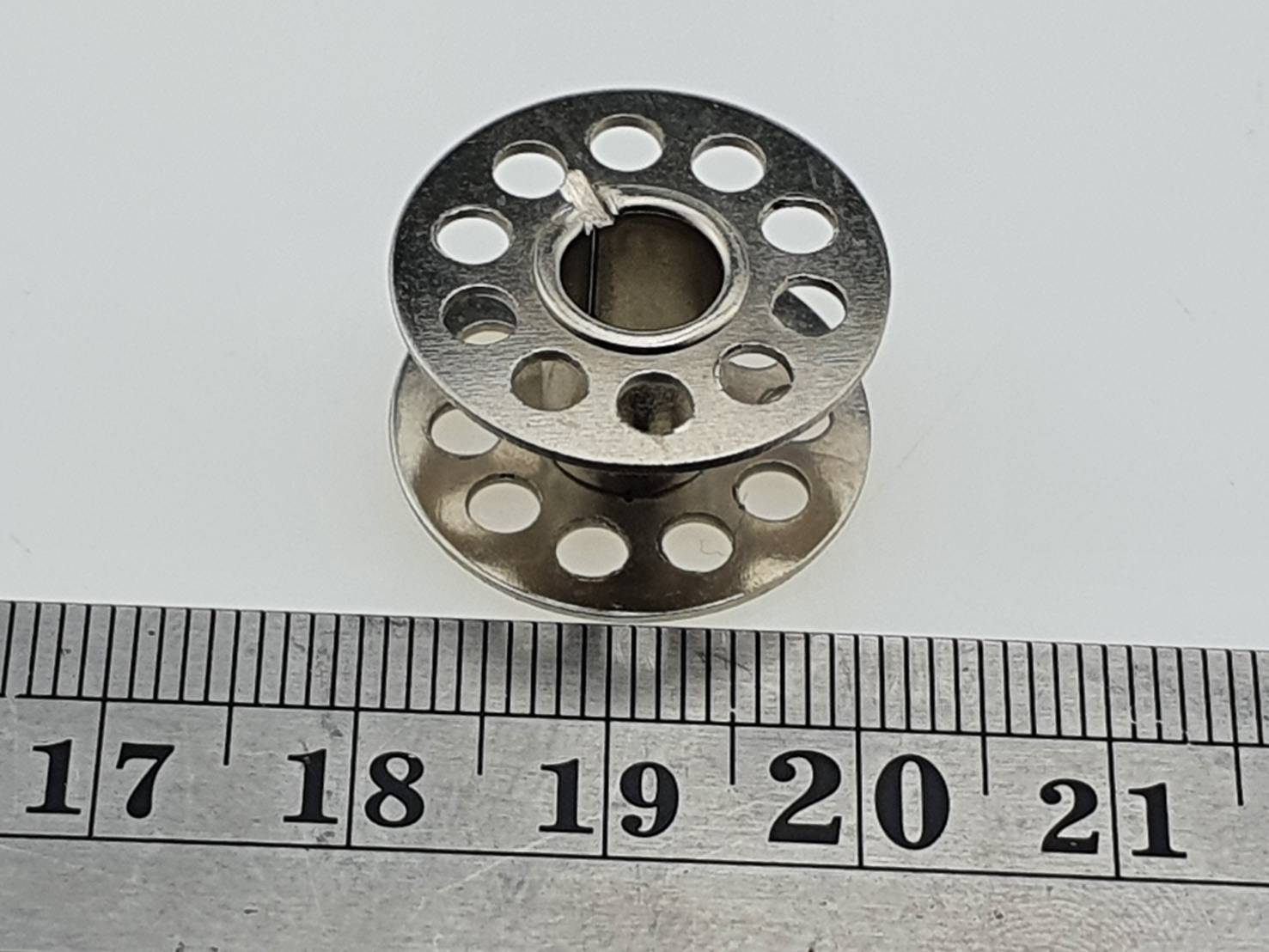 กะโหลกและกระสวยจักรหัวดำ เป็นกะโหลกคุณภาพดีสำหรับจักรเย็บผ้าหัวดำ