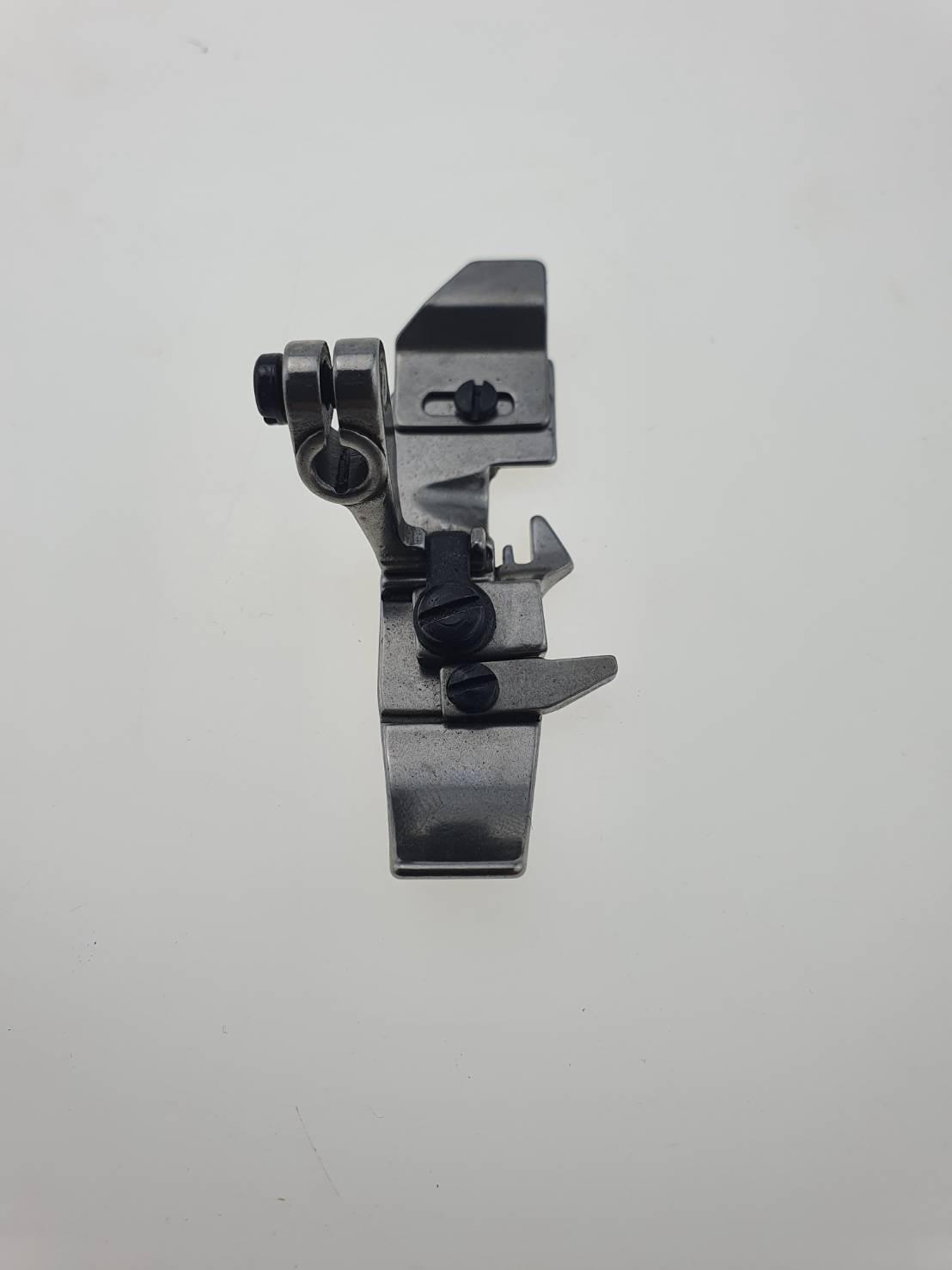 ตีนผีจักรโพ้งอุตสาหกรรม แบบร่องสำหรับการเย็บโพ้งแบบสอดเชือก ตัวตีนผีสามารถทับลงไปบนเชือกได้