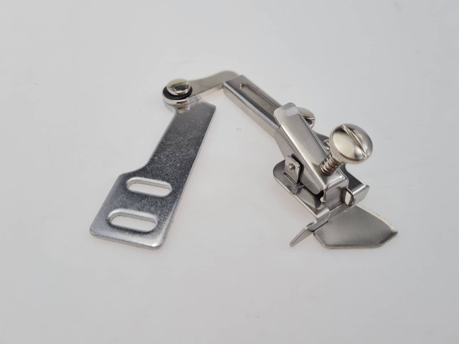 ซองกั้นเย็บสำหรับจักรอุตสาหกรรมเข็มเดี่ยว ซองกุ้น แบบกุ๊นกดผ้าและกั้นขอบผ้าในตัวเดียวกันเหมาะกับช่างเย็บผ้า