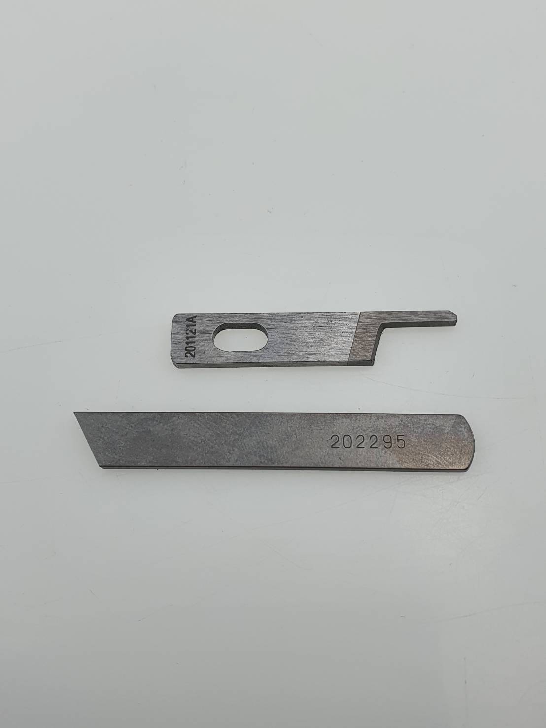 ใบมีดจักรโพ้งสำหรับจักรโพ้งอุตสาหกรรมแบบสี่ เส้น ติดตั้งได้ทุกรุ่นใช้งานทนผลิตจากเหล็กเนื้อดี