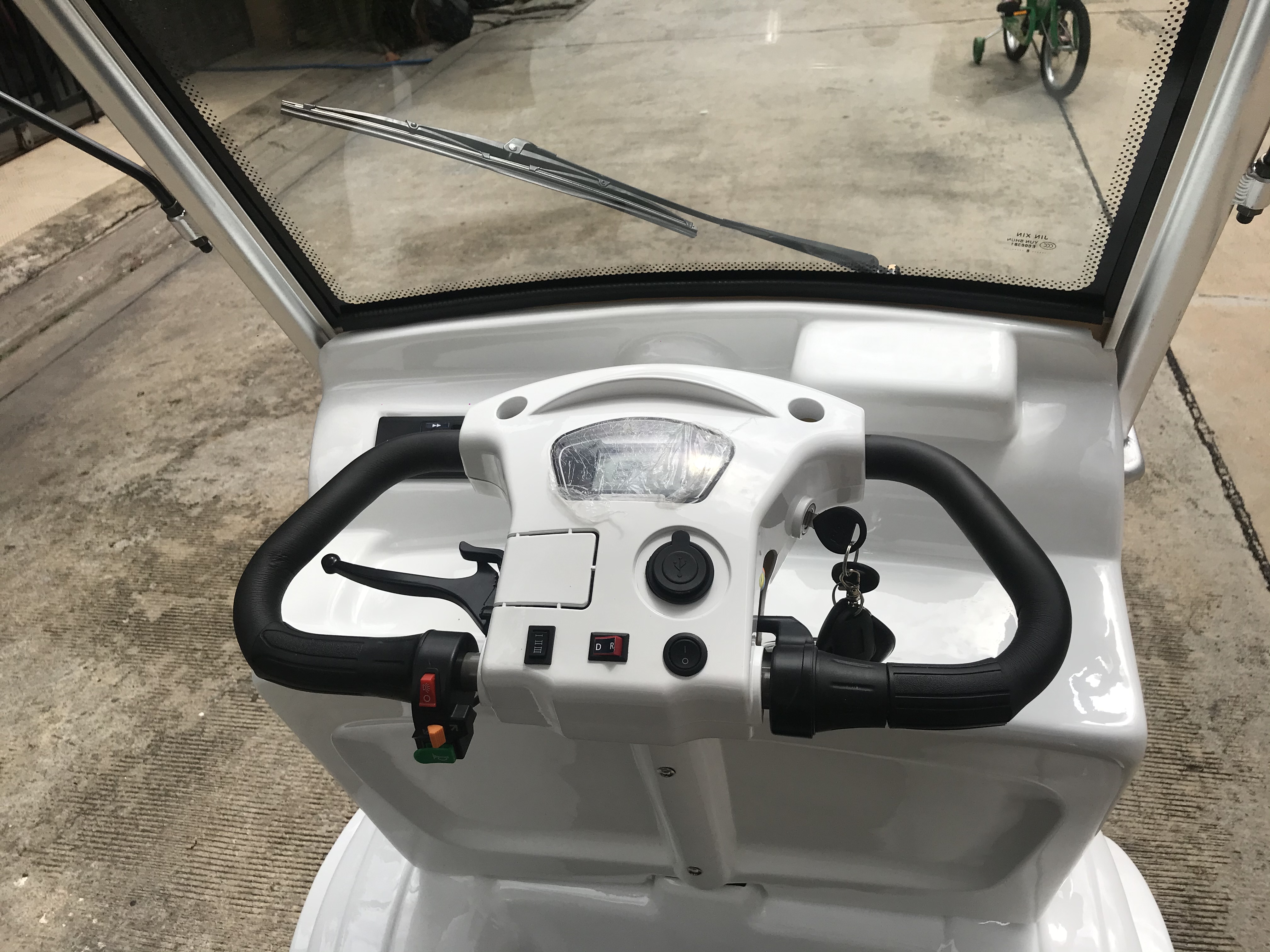 รถไฟฟ้า 4 ล้อ 3 ที่นั่ง รุ่น M-01 ยี่ห้อ CLP CAR สีขาว ขับแฮนด์บิด