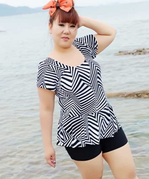 ชุดว่ายน้ำพร้อมส่ง : ชุดว่ายน้ำแฟชั่นสีดำแต่งลายกราฟฟิกแบบเก๋ กางเกงขาสั้นใส่ด้านในน่ารักมากๆจ้า:รอบอก38-48นิ้ว เอว36-46นิ้ว สะโพก40-50นิ้วจ้า