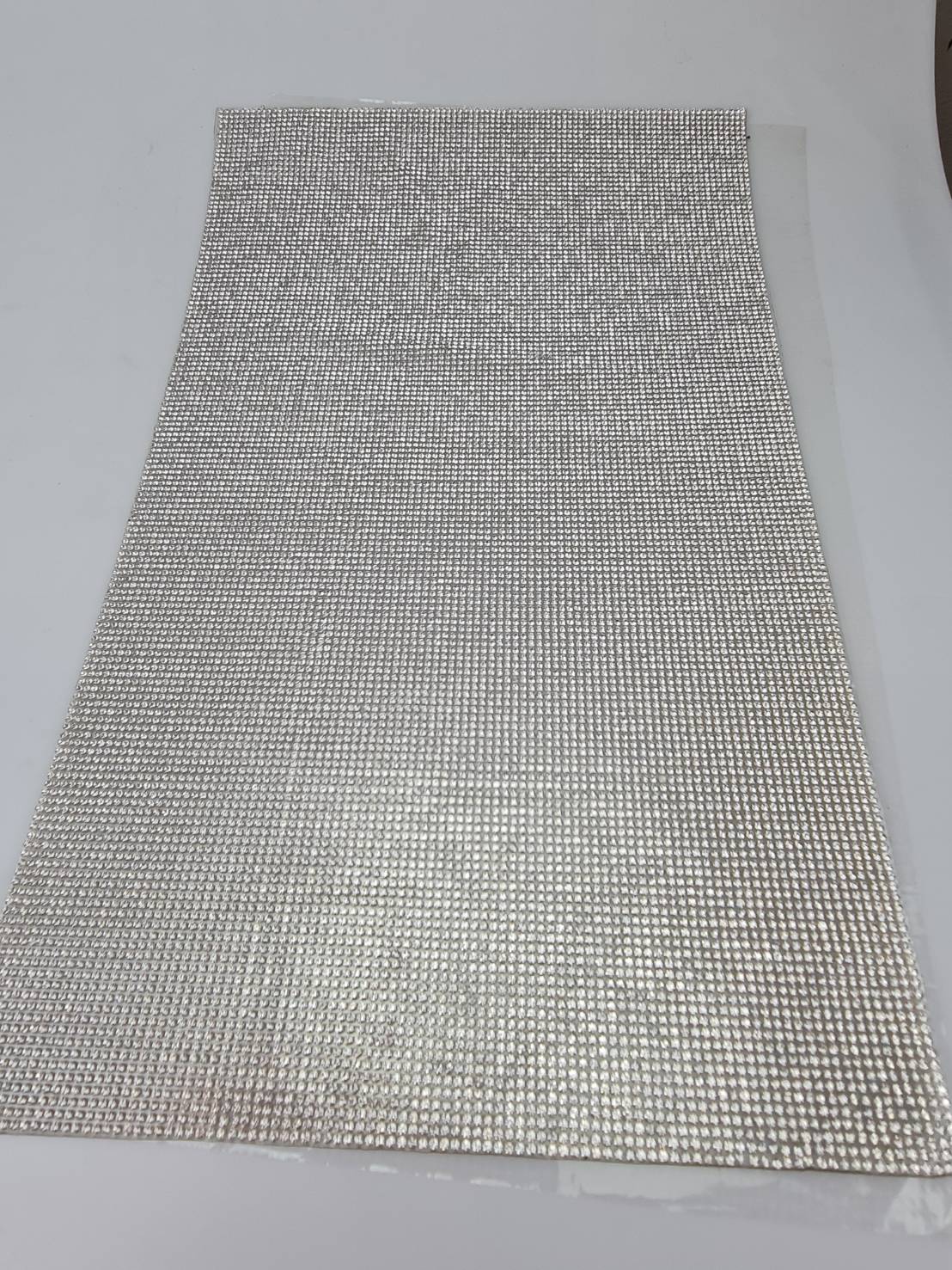 เพชรแผ่นรีดร้อน(hot Fix) ขนาด 39x23 เซนติเมตรสีขาวขนาดเพชร SS8 (2.4 มิลลิเมตร)สีขาวใส เนื้อคริสตัลแท้ ใช้งานประดับและตกแต่งสามารถตัดได้ด้วยมีด