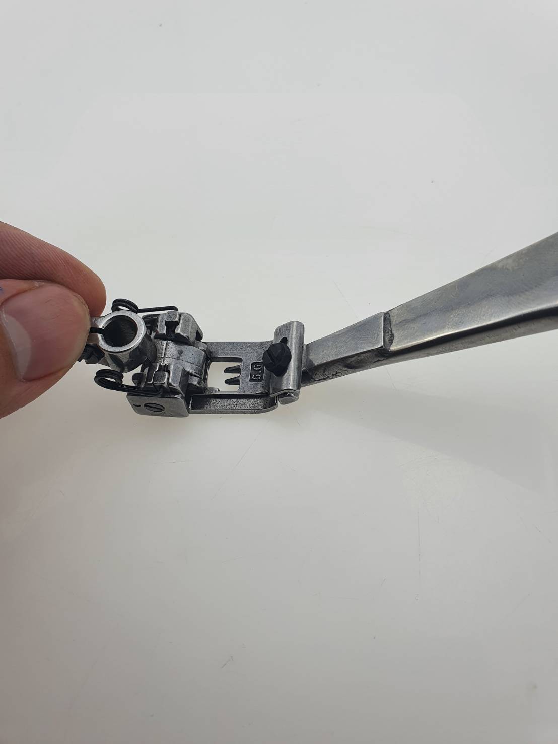 ตีนผีกุ้นจักรลาอุตสาหกรรมแถบผ้า ตีนผีกุ๊นแถบผ้า เช่น กางเกงวอม แถบเส้นบนเสื้อและกางเกงใช้กับจักรลาอุตสาหกรรม