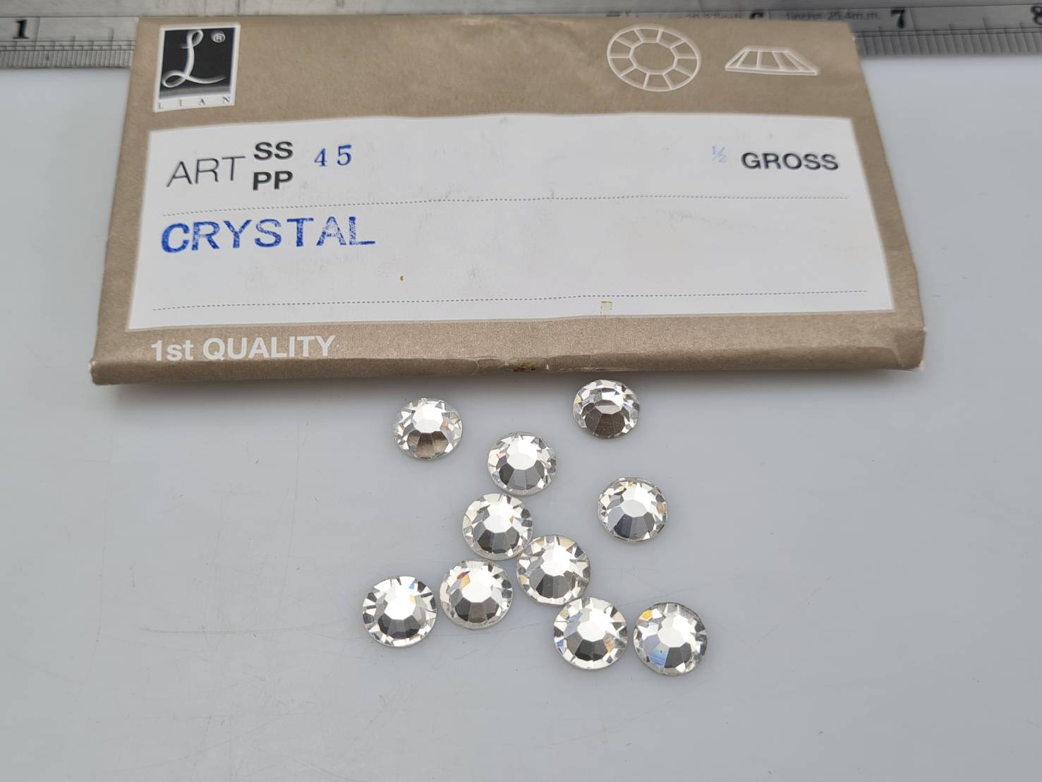 เพชรคคริสตัลก้นแบนและเพชรคริสตัลก้นตัดสีขาว ขนาดต่าง ยี่ห้อเหรียญ (Lian )ก้นตัดก้นเรียบคริสตัลแท้ Swarovski สวารอฟสกี้