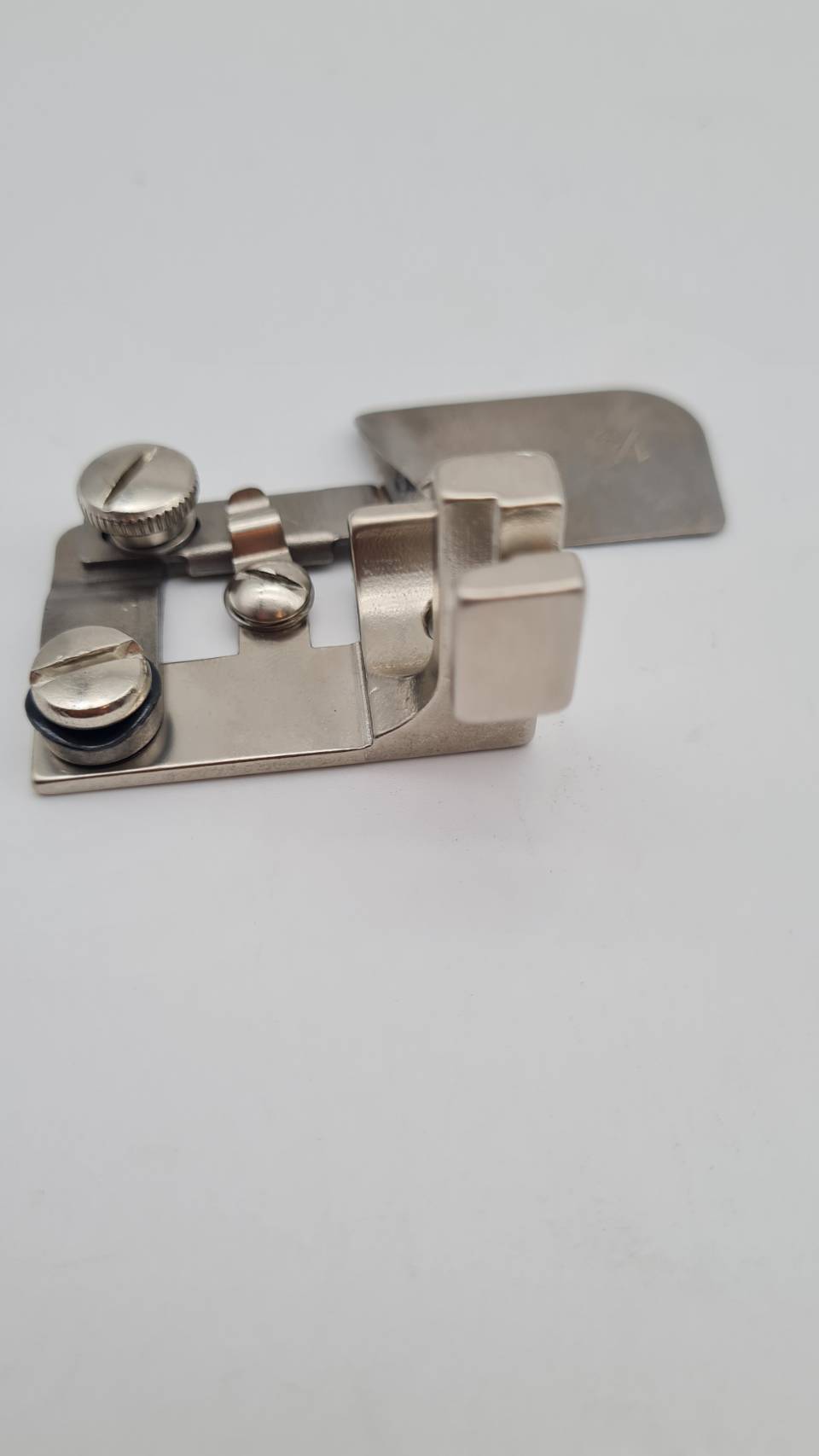 ตีนผีพับชายแบบซองสำหรับจักรอุสาหกรรมเข็มเดี่ยวติดตั้งง่ายใช้งานง่ายสามารถโยกซองเข้าออก ได้ มี 3 ขนาด ให้เลือก ใช้กับจักรเข็มเดี่ยว เหมาะกับช่างเย็บผ้า