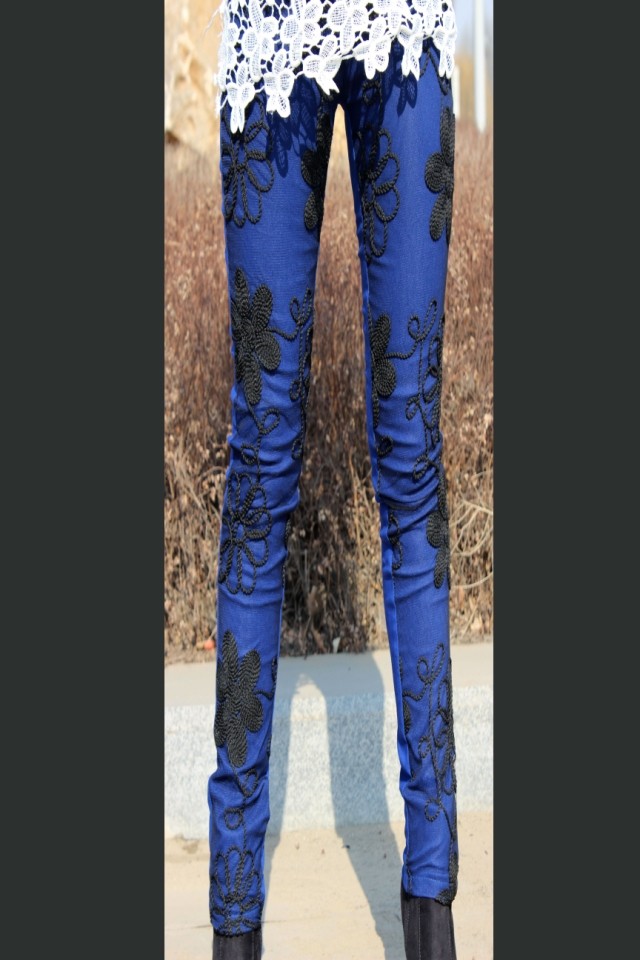 กางเกง กระโปรงแฟชั่นผู้หญิงพร้อมส่ง : กางเกงแฟชั่นสีน้ำเงิน แต่งปักลายดอกไม้ แบบเก๋ น่ารักๆจ้า