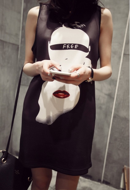 ชุดเดรสแฟชั่นพร้อมส่ง : เดรสสีดำ แต่งลายการ์ตูนด้านหน้า น่ารักๆจ้า