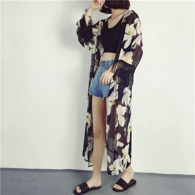 เสื้อคลุมแฟชั่น พร้อมส่ง : เสื้อคลุมสีดำแต่งลายดอกไม้สีสันสดใสและพู่ที่ปลายแขน แบบเก๋มากจ้า