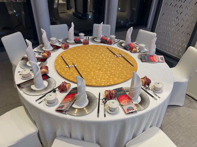 Trp. Trp.ทีอาร์พี ชุดโต๊ะกลม 20 ที่นั่ง พร้อมชุดจานหมุนอาหาร และ ฐานรองหมุนไฟฟ้าถ่านชาร์ทรีโมท