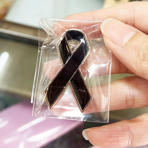 เข็มกลัดโบว์ดำไว้อาลัย โลหะชุบ หลัง ปีกผีเสื้อ ชิ้นละ 25.- (โรงงานไทย)