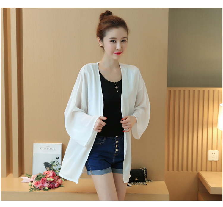 เสื้อคลุมแฟชั่น พร้อมส่ง : เสื้อคลุมสีขาวแบบเรียบๆ สวยมากจ้า