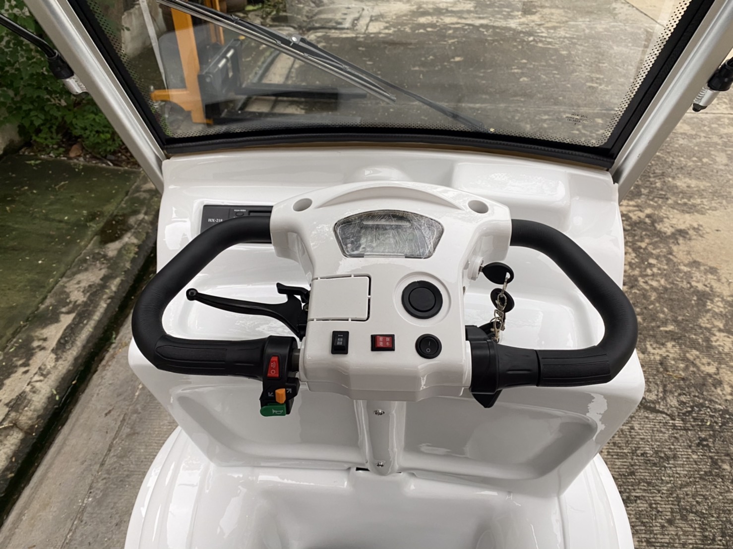 รถไฟฟ้า 4 ล้อ 3 ที่นั่ง รุ่น M-03 ยี่ห้อ CLP CAR ขับแฮนด์บิด ขาว