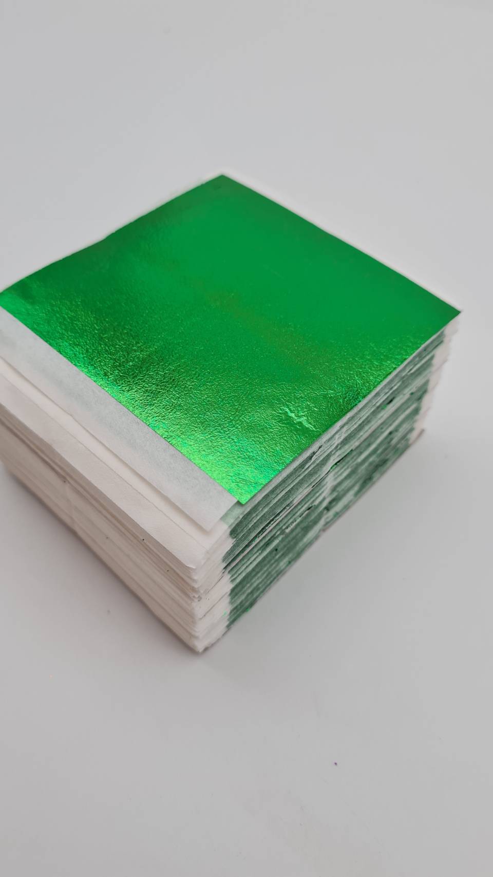 แผ่นทองวิทยาศาสตร์ขนาด 8x8เซนติเมตร แผ่นเปลวสีวิทยาศาสตร์ สำหรับงานประดับพื้นผิวใช้ได้กับกาวปิดทองและสีเฟรก เนื้อเปลวนิ่ม ใช้งานง่าย