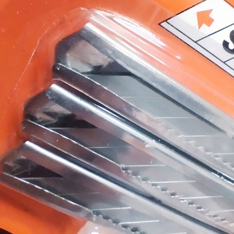 มีดคัตเตอร์ บรรจุ 3 ชิ้น no.303 ใบมีด 30 องศา