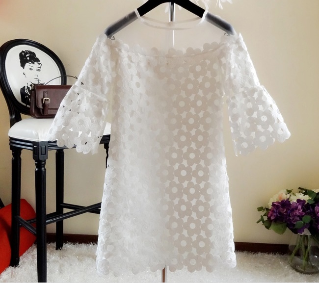 ((พร้อมส่ง)) เสื้อผ้าแฟชั่นผู้หญิง : เดรสสีขาว แต่งผ้าโปร่งสีขาวและปักดอกไม้ทั้งตัว น่ารักมากๆจ้า