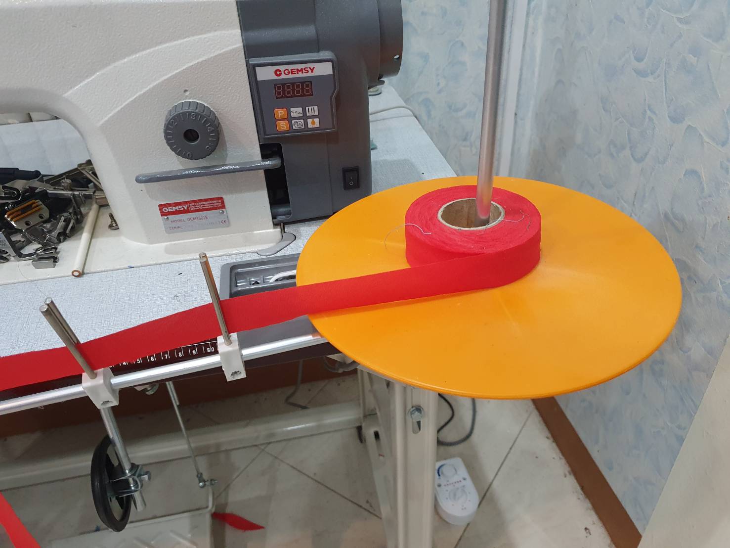 ถาดวางผ้ากุ๊นสำหรับการกุ๊นผ้า เป็นอุปกรณ์ที่จะทำให้การกุ๊นนงานได้อย่างต่อเนื่องและไม่เสียเวลาในการทำงาน