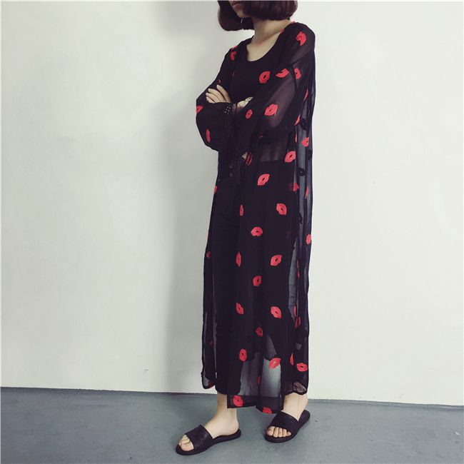 เสื้อคลุมแฟชั่น พร้อมส่ง : เสื้อคลุมสีดำแต่งลายปากสีแดงและพู่ที่ปลายแขน แบบเก๋มากจ้า