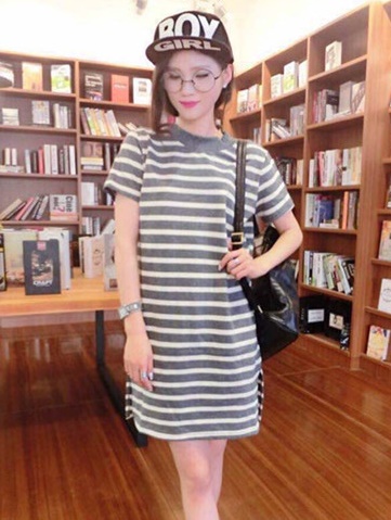 ((พร้อมส่ง)) เสื้อผ้าแฟชั่นผู้หญิง : เดรสสีเทา แต่งลายเทาขาว ผ่าข้าง น่ารักมากๆจ้า