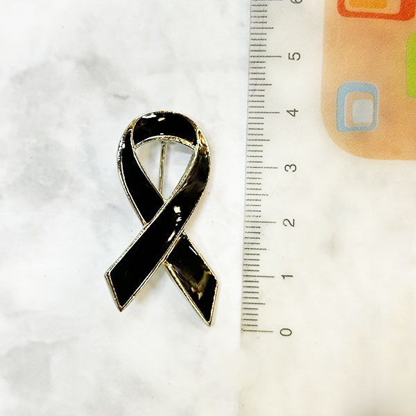 เข็มกลัดโบว์ดำไว้อาลัย โลหะชุบ หลัง เข็มกลัด ชิ้นละ 30.- (โรงงานไทย)