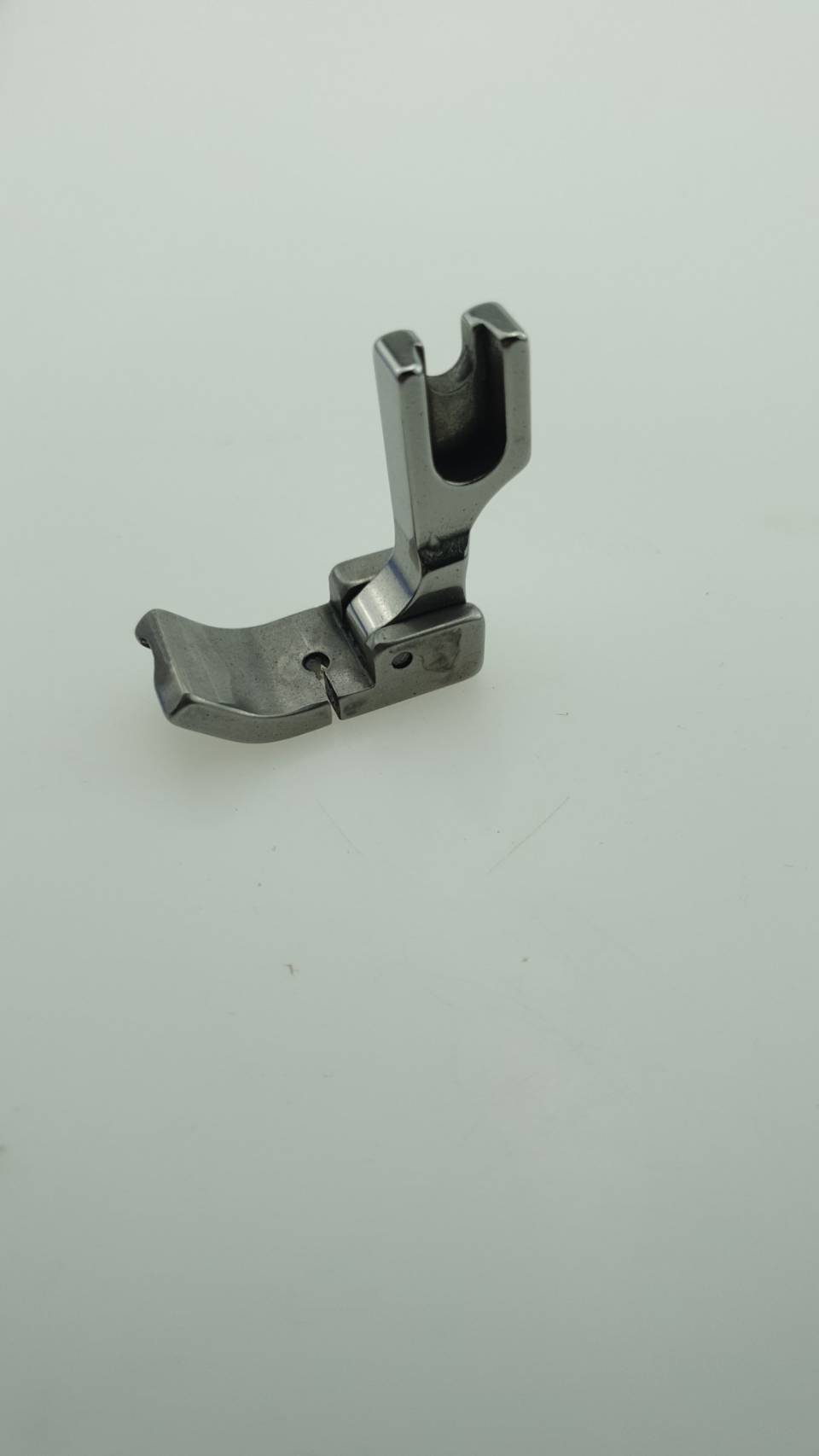 ตีนผีร่องสำหรับเย็บเชือก P69LH 3/16 เป็นตีนผีชนิดพิเศษใช้ช่วยในการเย็บเชือกได้ดี