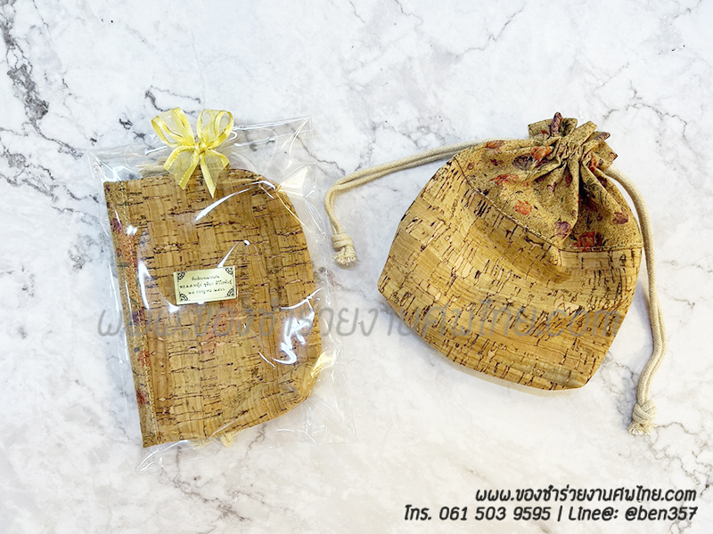 ของชำร่วยงานศพ กระเป๋าเยื่อไม้ สีน้ำตาล ใบเล็ก 13.5x16 ซม ใส่ถุงพลาสติกแก้ว ติดโบว์ 10.-/ คาดริบบิ้นรอบกระเป๋า 13.-
