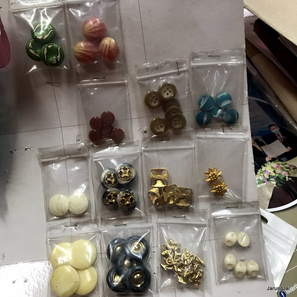 กระดุม เสื้อผ้าผู้หญิง ขายเหมา 13 แบบ รวม 50 กว่าเม็ด ของสะสม ลดราคาพิเศษ