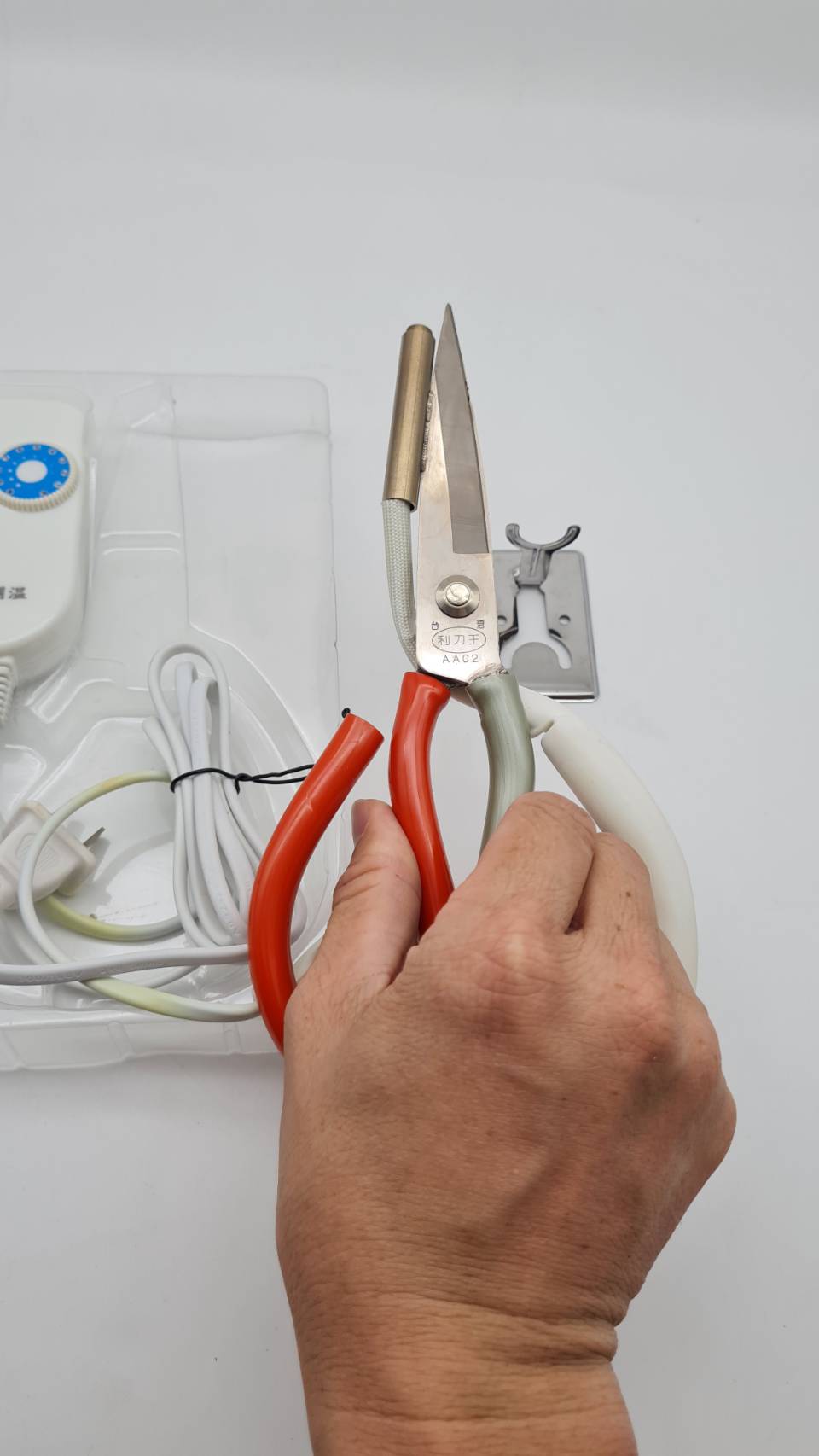 กรรไกรความร้อน Heat scissor เครื่องมือที่ช่วยให้การตัดผ้าของคุณเป็นเรื่องง่าย ขอบเรียบไม่รุ่ย