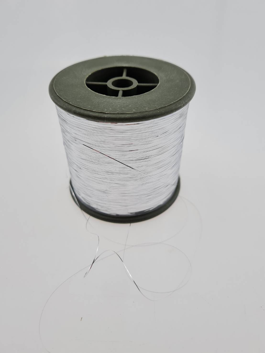 ดิ้นแบน (Metallic yarn) สีทอง สำหรับงานทอพรม งานปัก และงานทอดิ้นขนาด 125 กรัมต่อหลอดความกว้าง 0.36 มิลลิเมตร