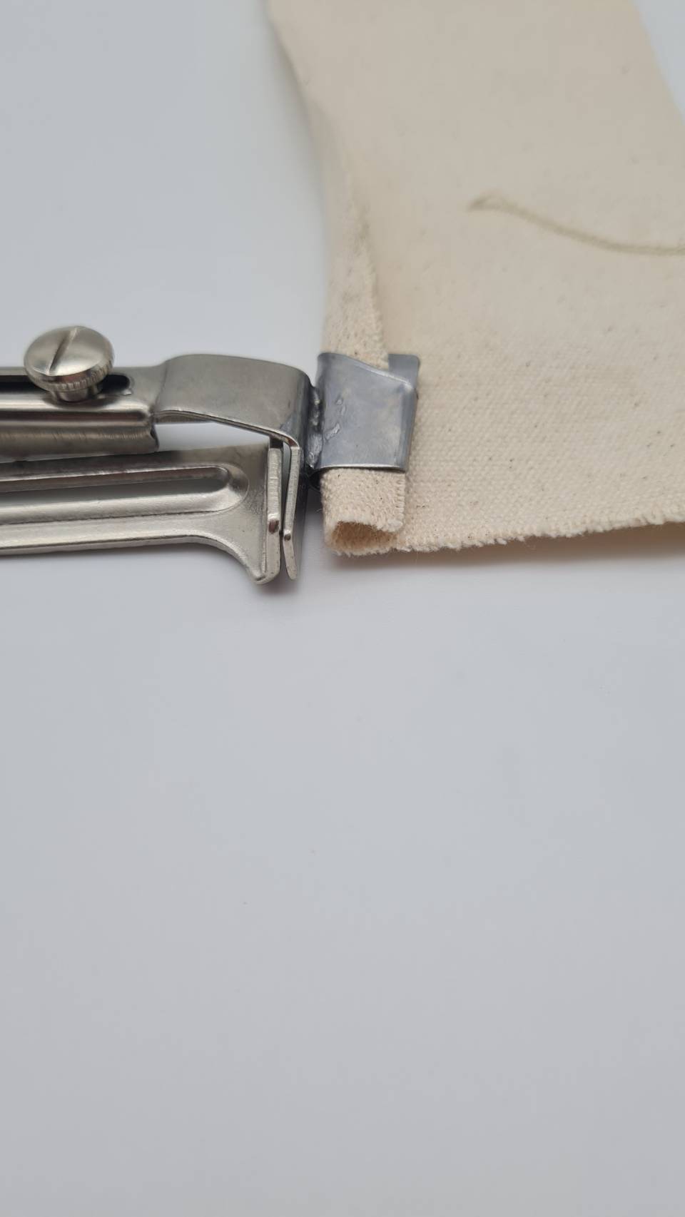 ซองพับชายผ้าแบบไม่อมขอบผ้าสำหรับจักรอุตสาหกรรมเข็มเดี่ยวแถมน็อตยึด