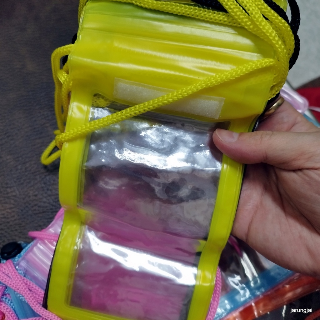 ซองกันน้ำ สำหรับใส่มือถือเล่นน้ำสงกรานต์ ปิดสามชั้น พร้อมตีนตุ๊กแก คละสี ศรีสะเกษ SK20B