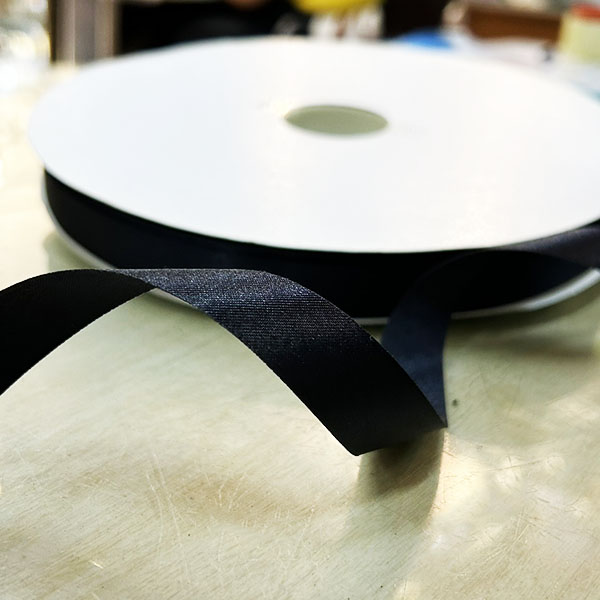 ริบบิ้นดำ สำหรับทำ โบว์ดำไว้อาลัย กว้าง 16มิล 1 ม้วนใหญ่ 200 หลา ม้วนละ 180.-