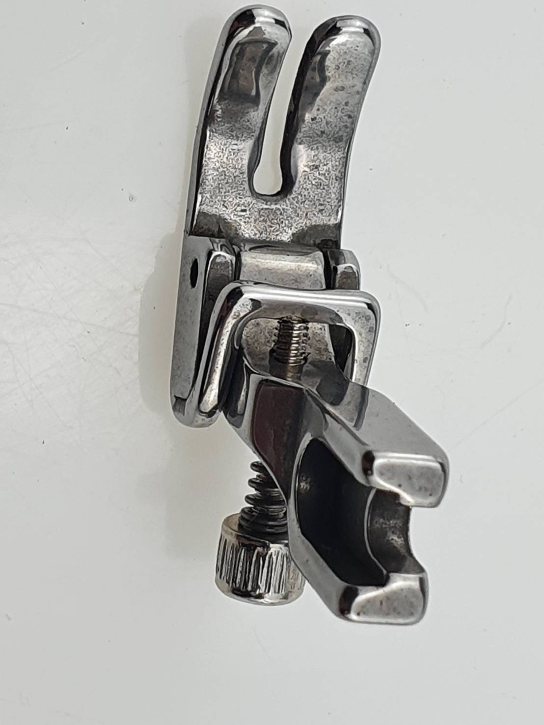 ตีนผีย่นปรับความย่นได้ P952 เป็นตีนผีมาตรฐานตัวหนึ่งที่ช่างเย็บผ้ามีทุดคน สามาถเย็บย่นมากหรือน้อยได้โดยการปรับเกรียว