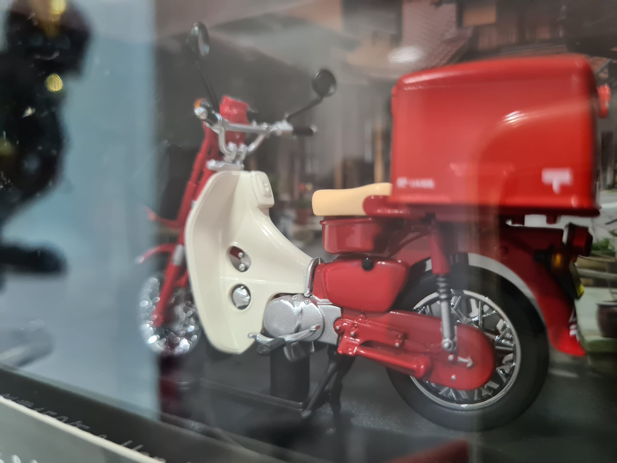 [พร้อมส่ง] โมเดลรถ Honda MD90 รถไปรษณีย์ญี่ปุ่นรุ่นดั้งเดิม ฉลองครบรอบ 150 ปี พร้อมแผ่นป้ายทะเบียน "JAPAN POST 150th" Size : 150×70×80 mm นำเข้าจากญี่ปุ่น 郵政創業150年＆Honda MD90郵政機動車50年 ミニチュアモデル - Kokoro Japan