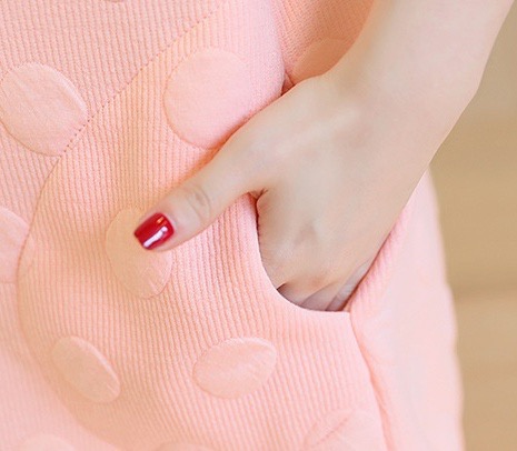 ชุดเดรสคลุมท้อง แขนยาว ผ้าหนาสีโอลโรส มีปุ่ม Dot ใหญ่ในตัวผ้า