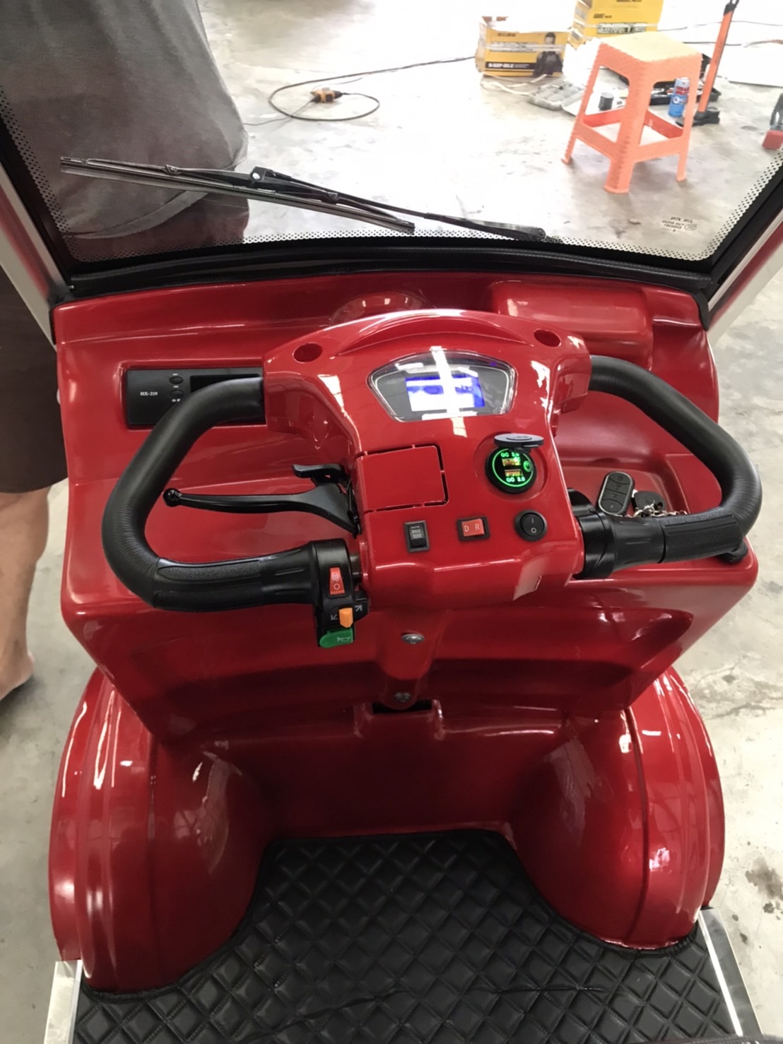 รถไฟฟ้า 4 ล้อ 4-5 ที่นั่ง รุ่น M-01T ยี่ห้อ CLP CAR สีแดง ขับแฮนด์บิด